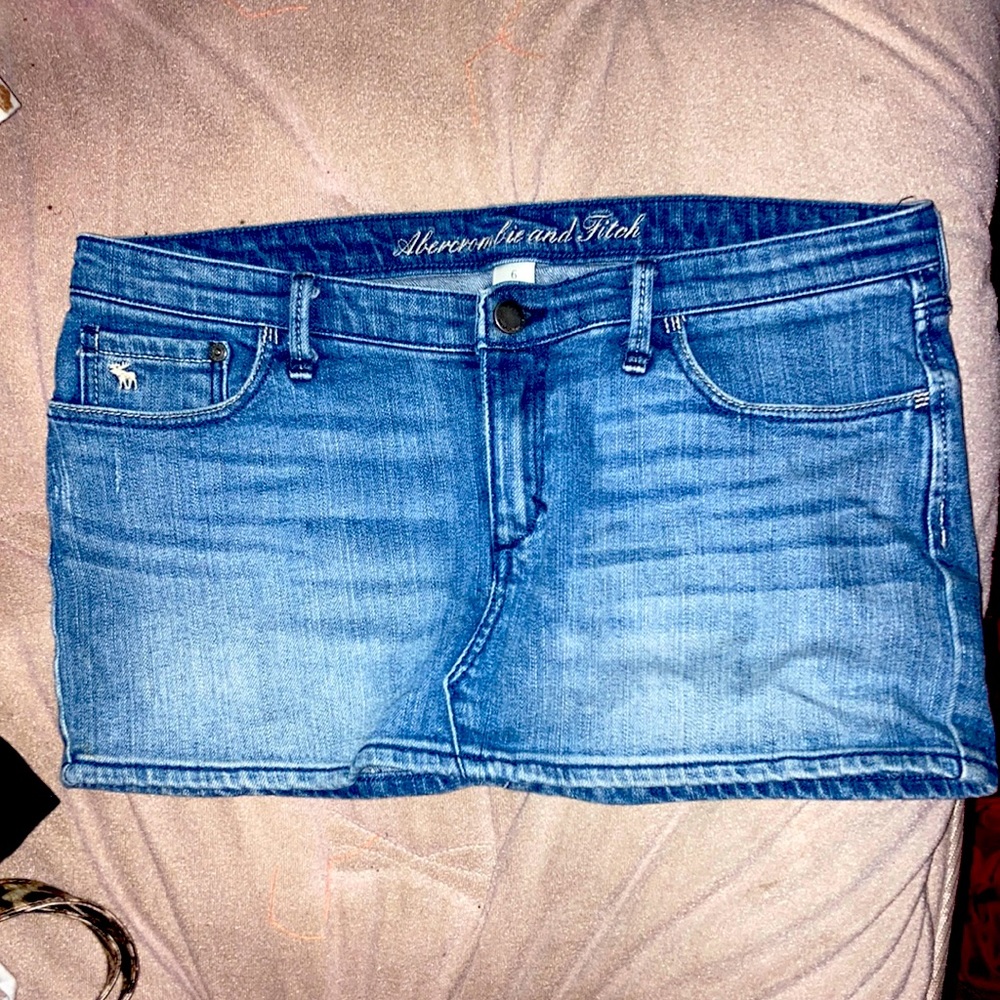 NWOT Women’s size 6 Abercrombie and Fitch.